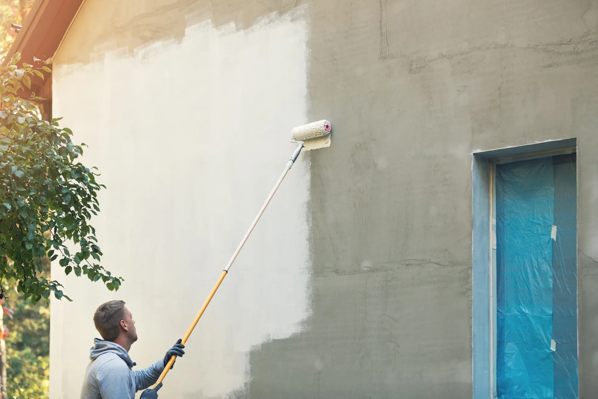 Pintor trabajando en una fachada en Boadilla